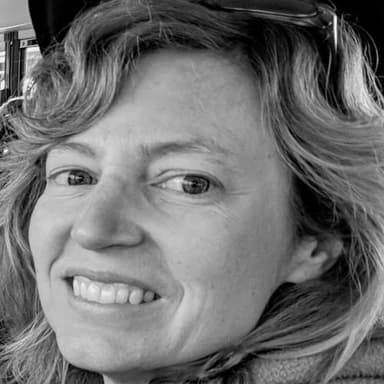 Stephanie Thurrott headshot