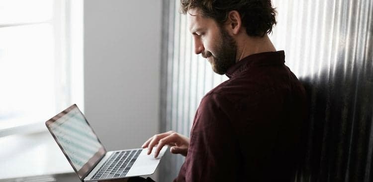 34 Words & Phrases That Scream "I'm a Leader" on Resumes