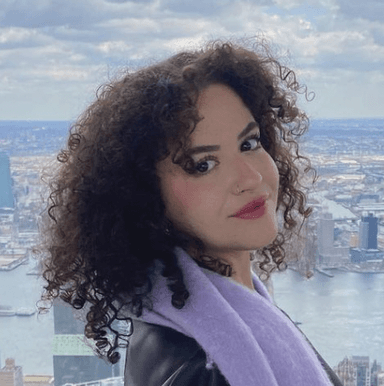 Manoela Caldas headshot